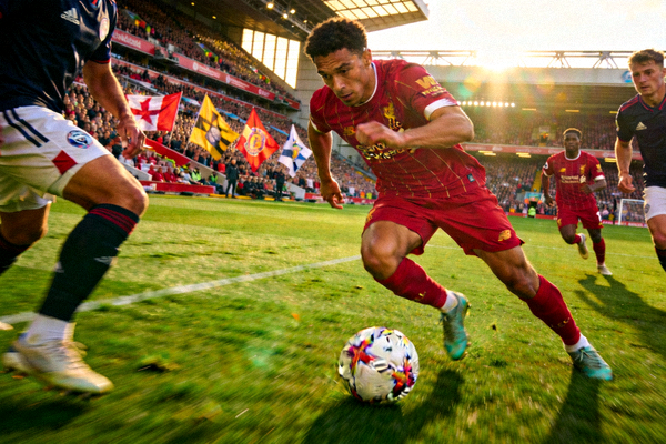 足球运动员在绿茵场上带球突破 - 英超焦点战精彩瞬间